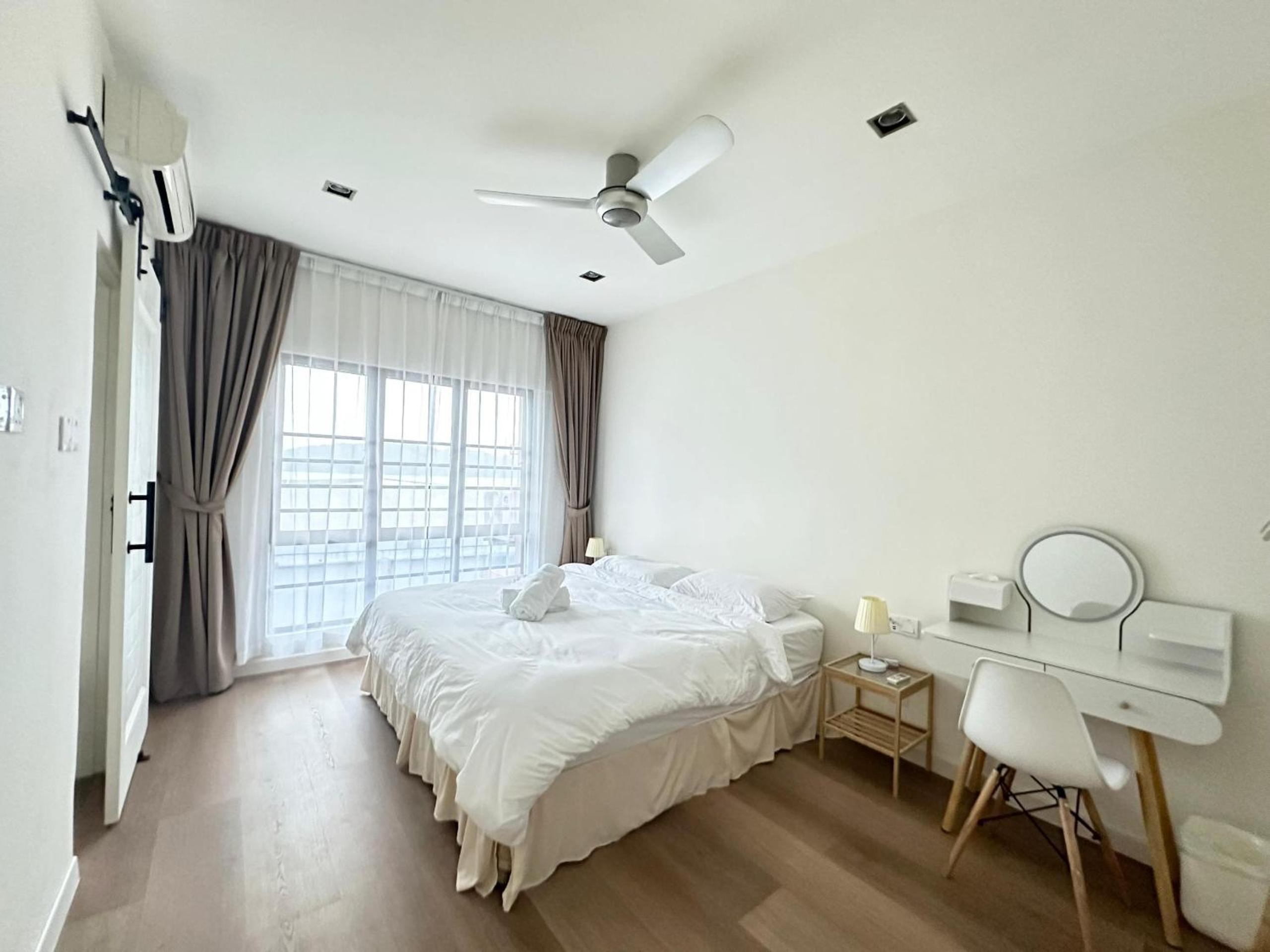 Luna 3BR Suites Sleeps 6 Near Imago Mall KK Center