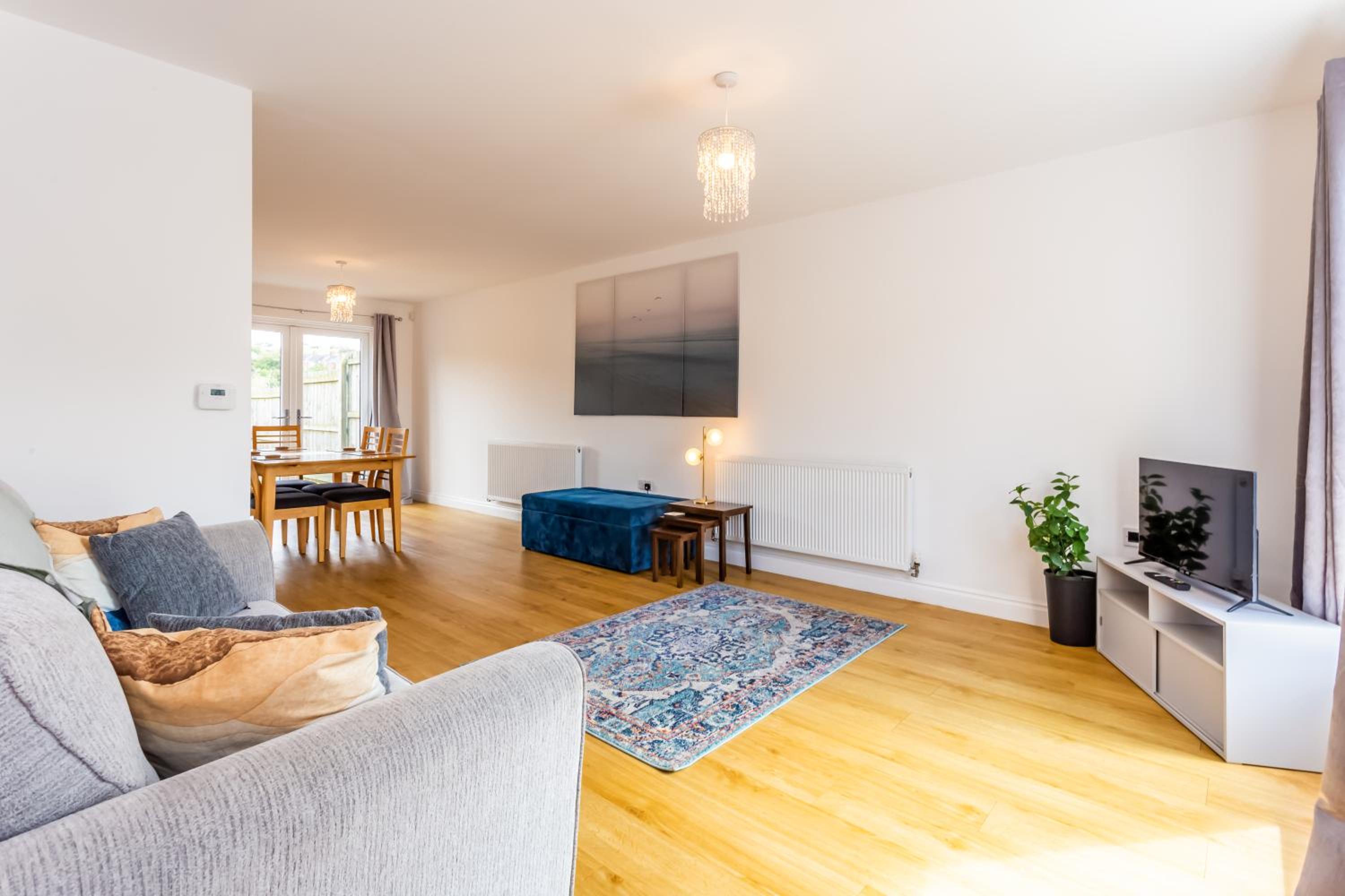 Stylish 3-bed Home with Garden view 4
