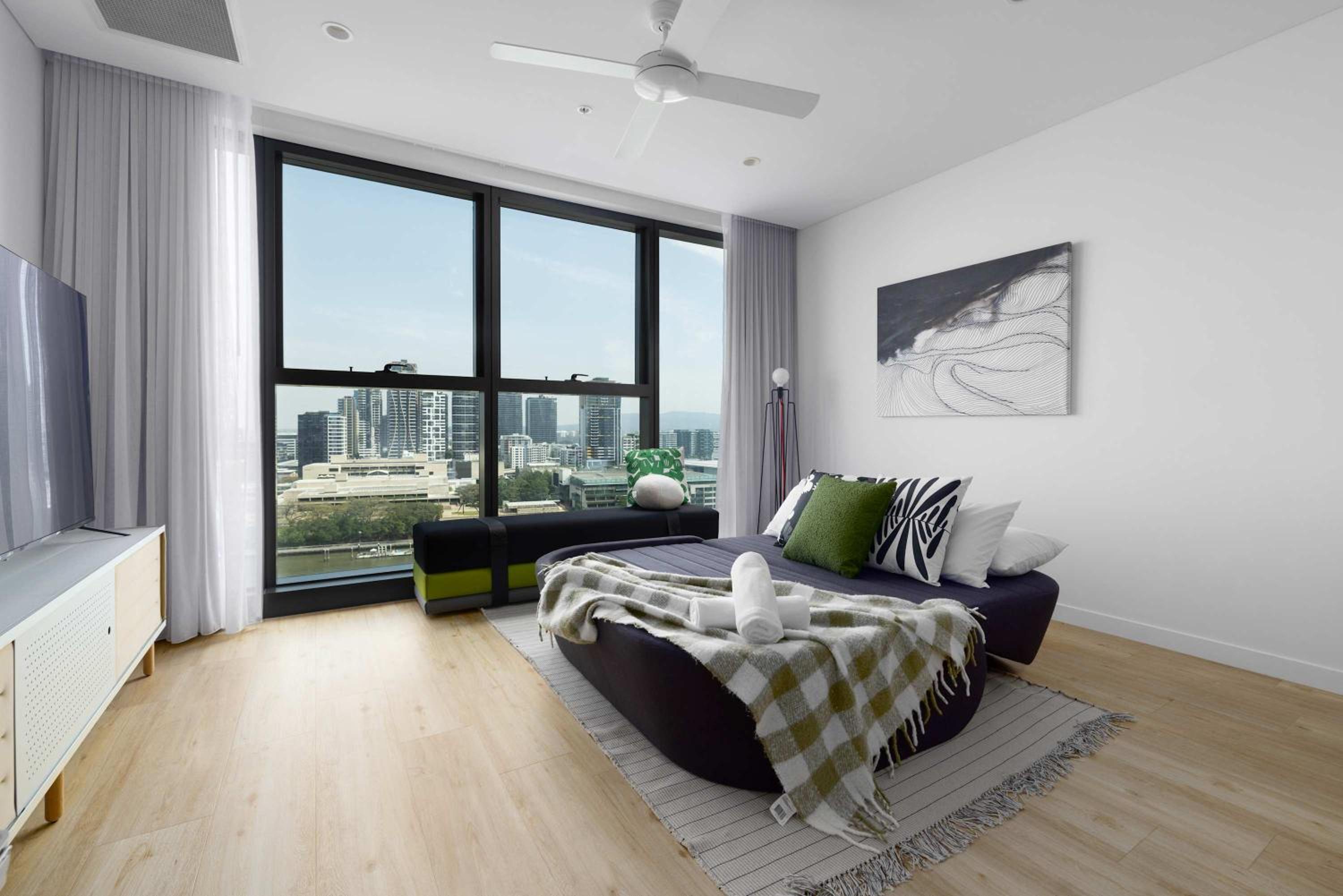 Luxury 1BR in Brisbane City River Firework View