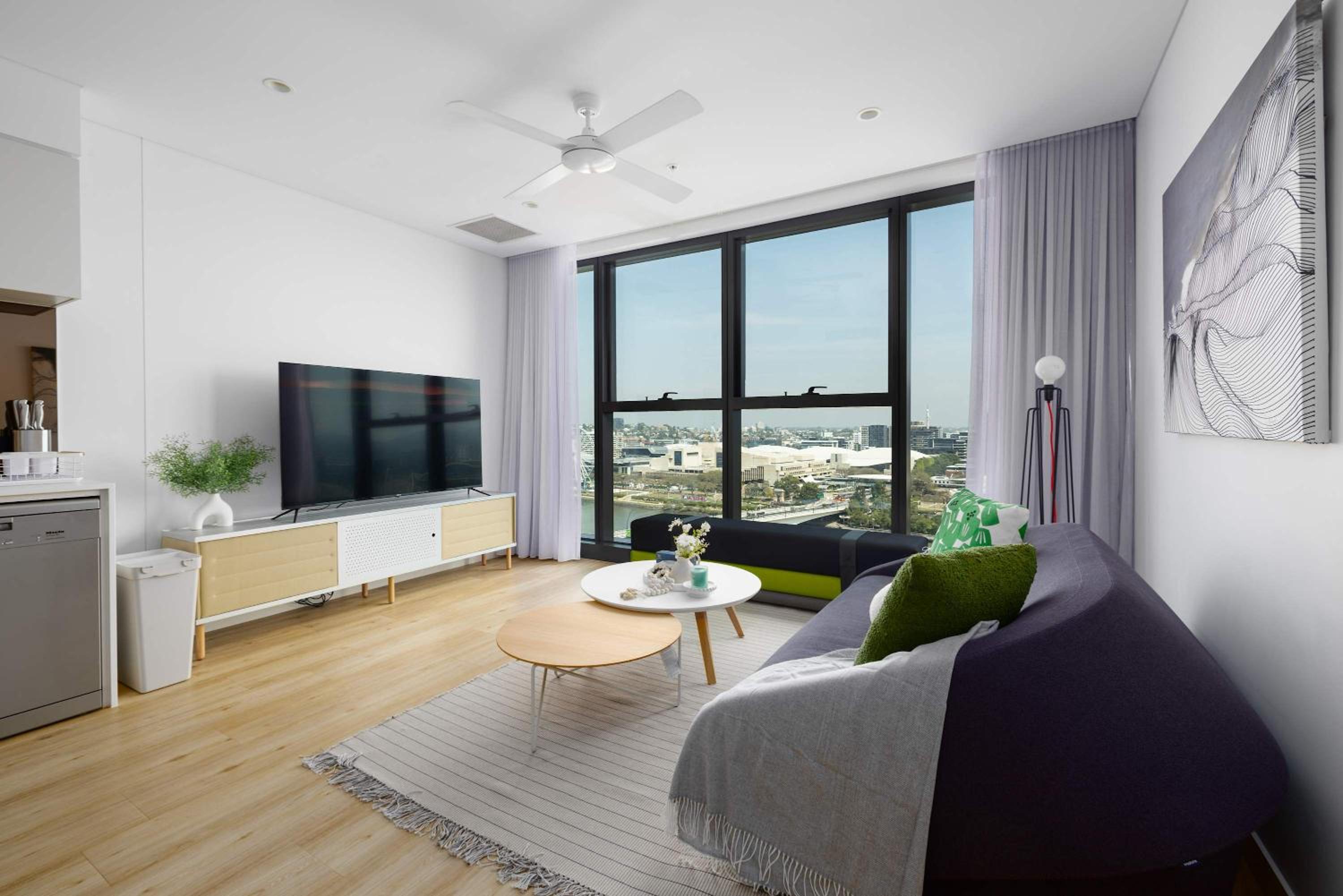 Luxury 1BR in Brisbane City River Firework View