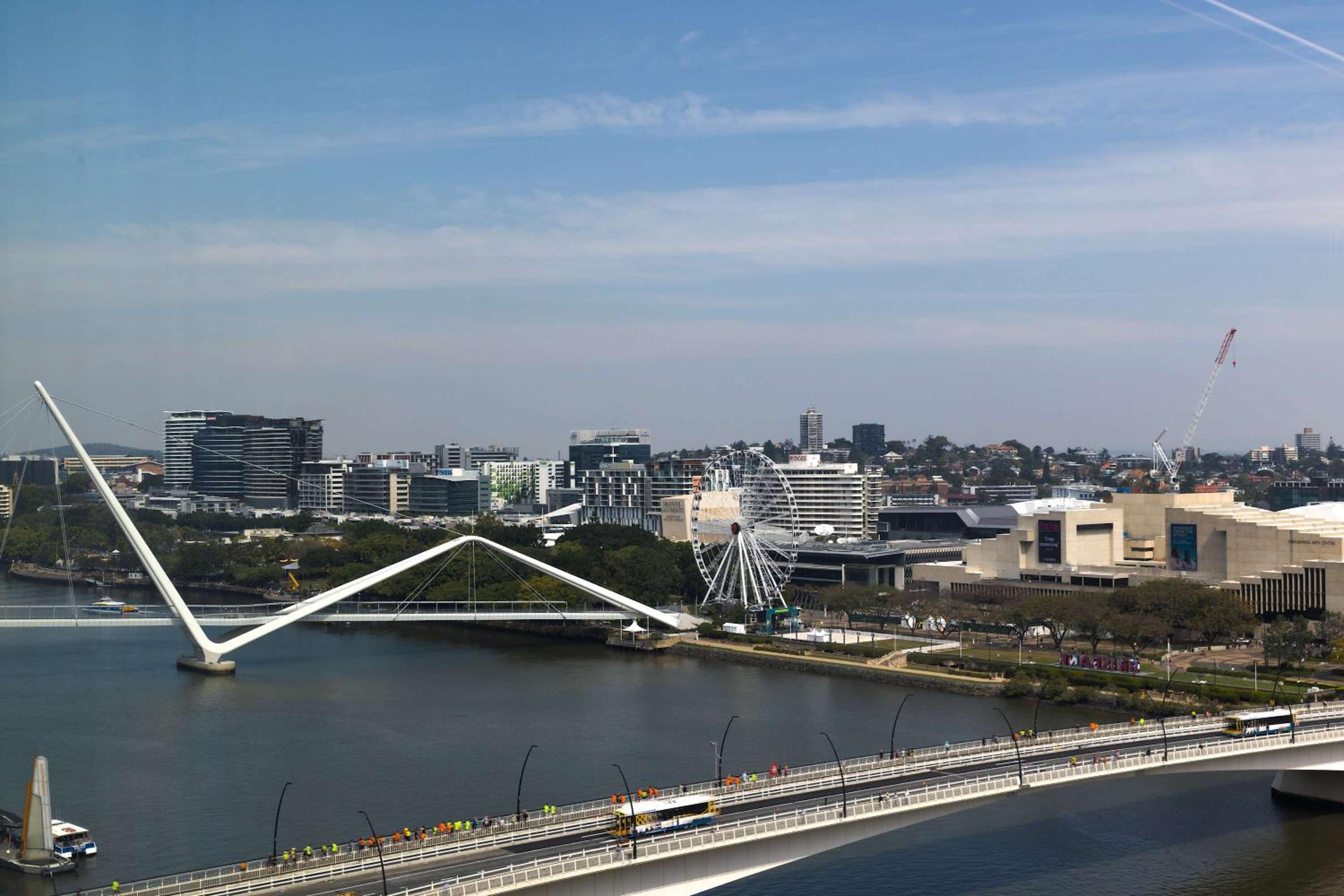 Luxury 1BR in Brisbane City River Firework View