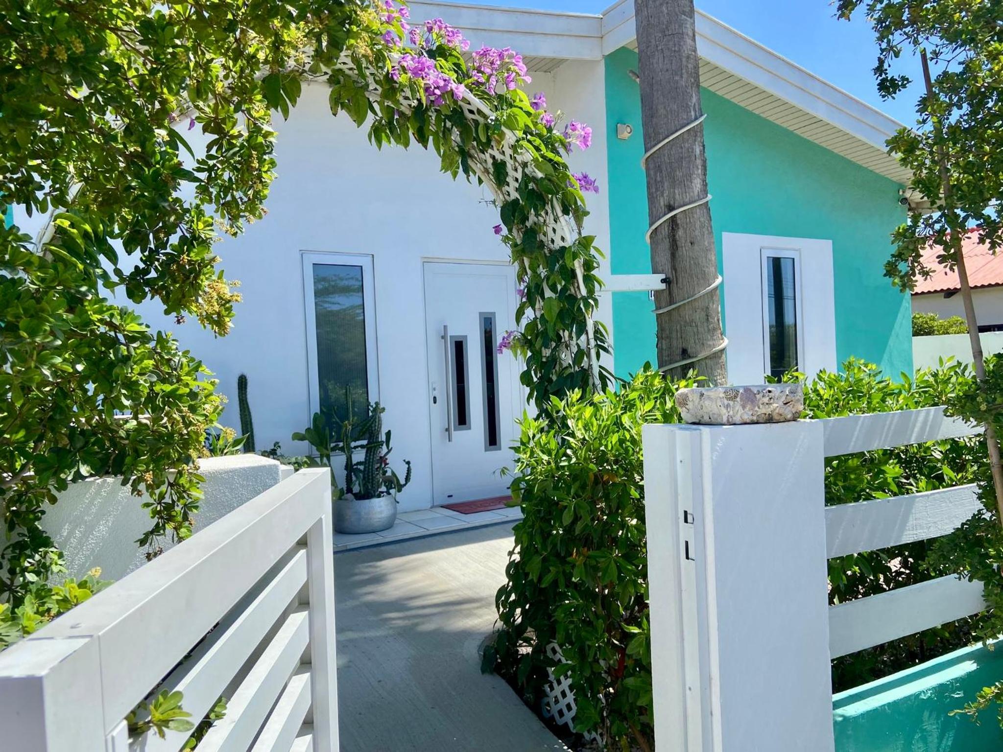 Fantastic Private Tropical Villa in Palm Beach with Breakfast