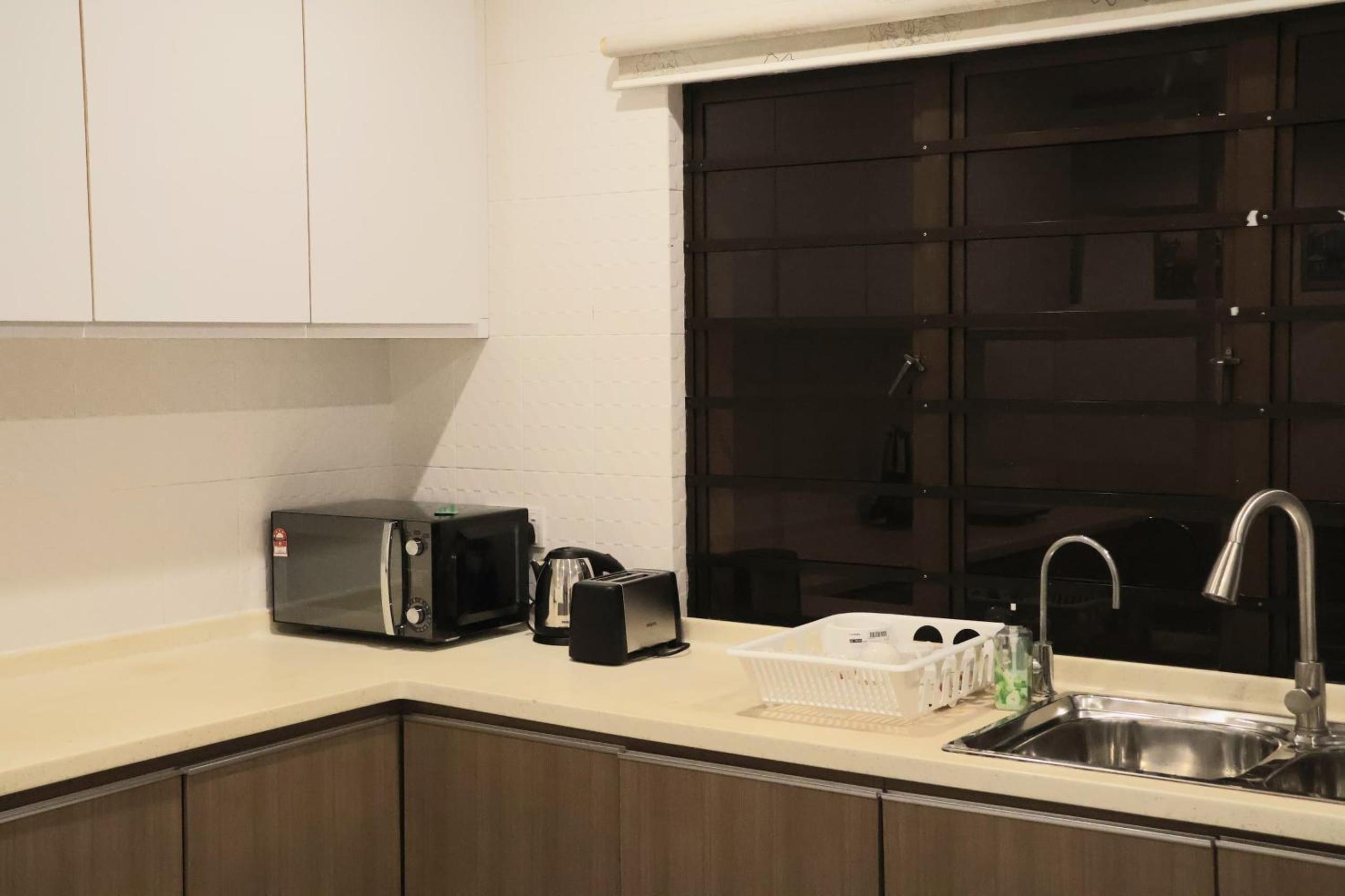 Luna 3BR Suites Sleeps 6 Near Imago Mall KK Center