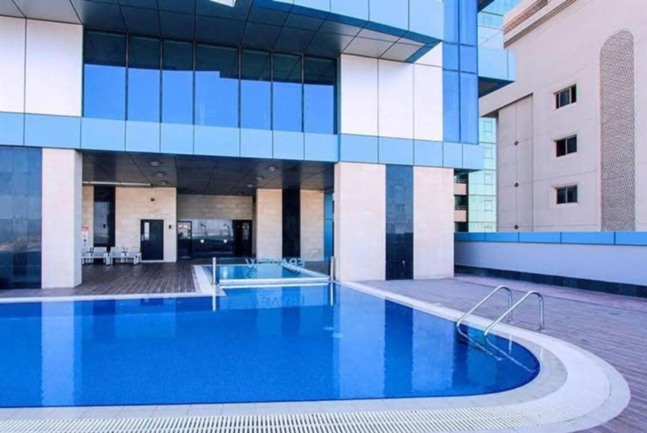 High Floor 31 with Skyline View
