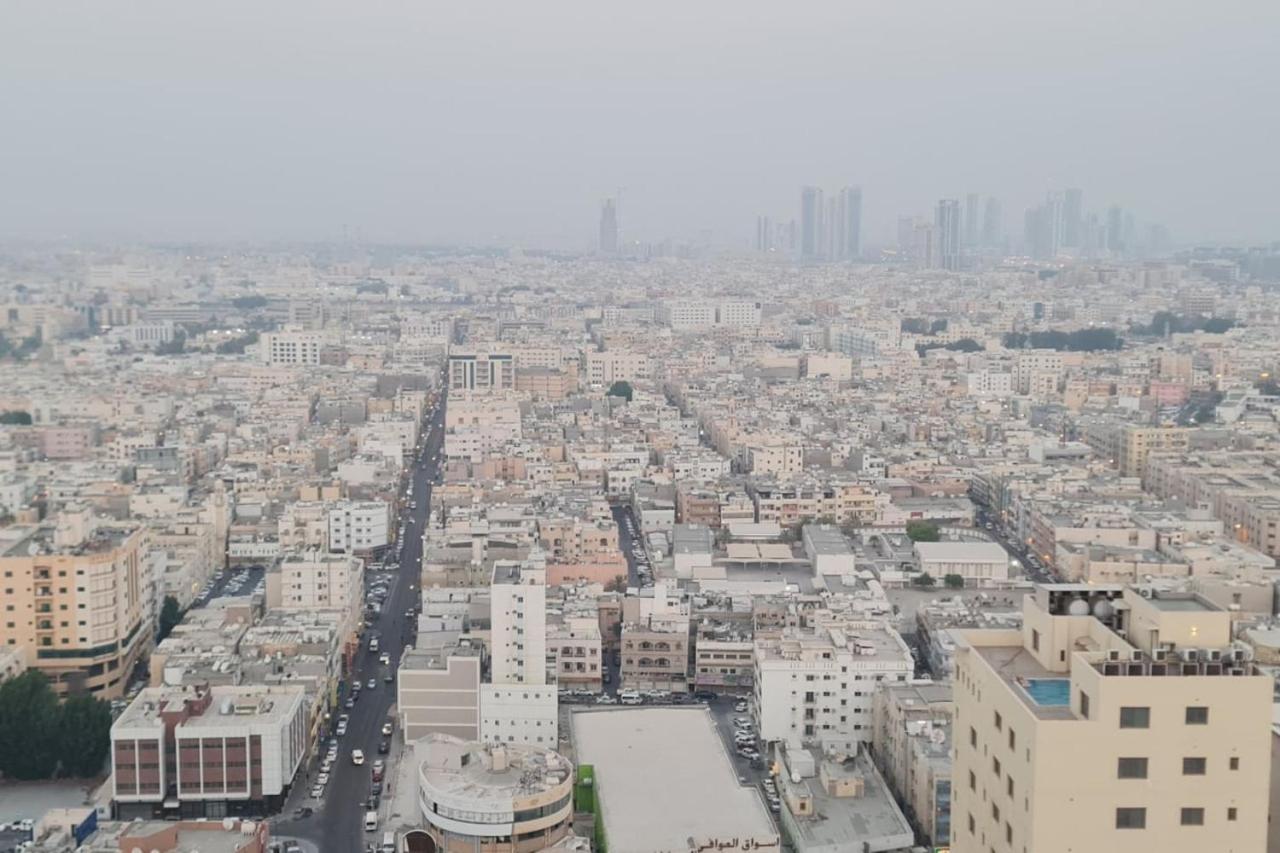 High Floor 31 with Skyline View