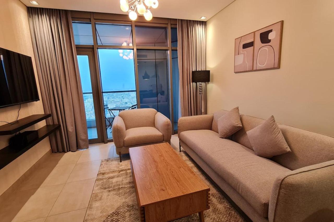 High Floor 31 with Skyline View