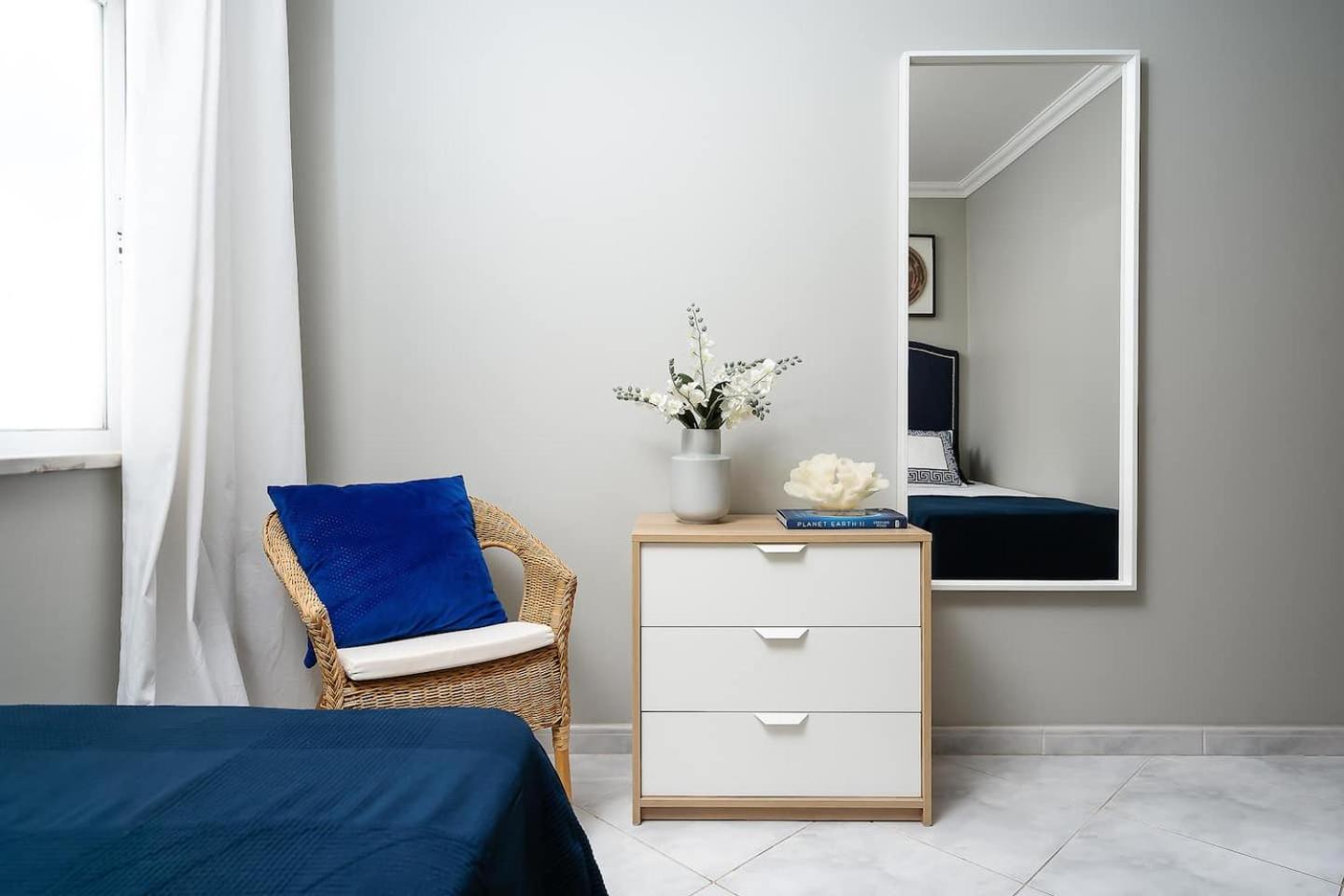 Comfortable 2-Bed Apt Central Algarve Base view 4