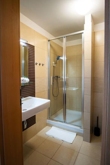 No1 Business Smart Studio en Bratislava — bathroom