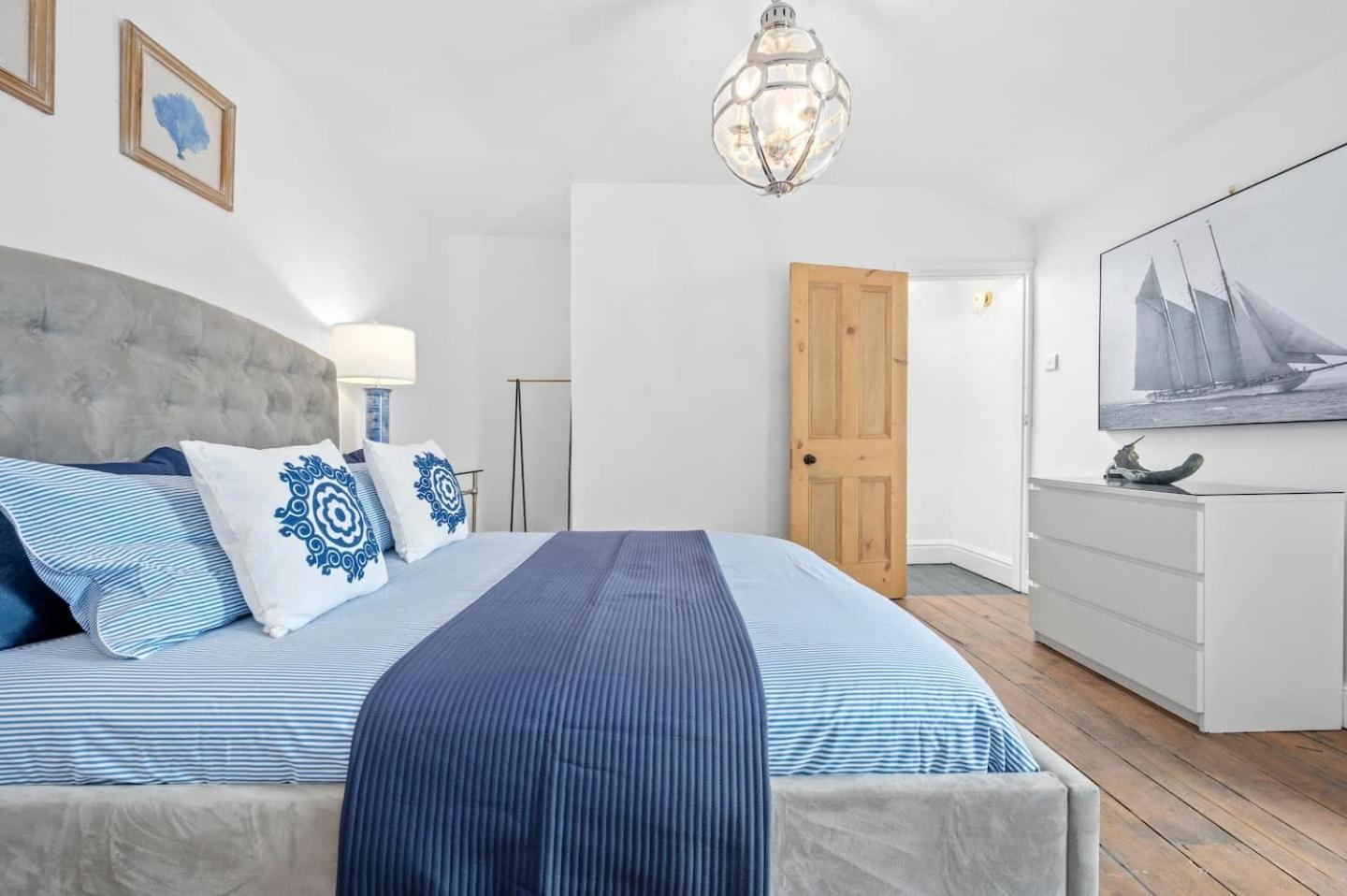 Large & Stylish Townhouse King Beds&free parking view 4