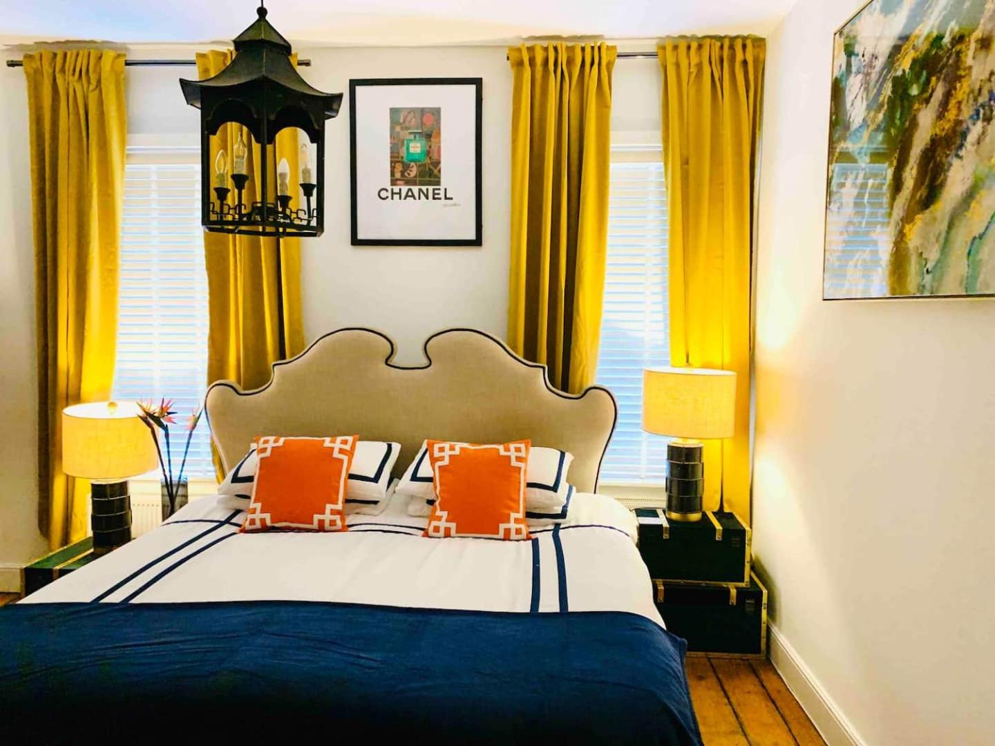 Large & Stylish Townhouse King Beds&free parking view 3