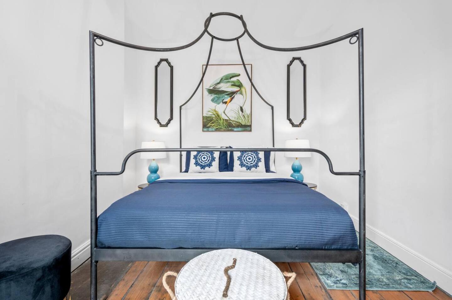 Large & Stylish Townhouse King Beds&free parking view 5