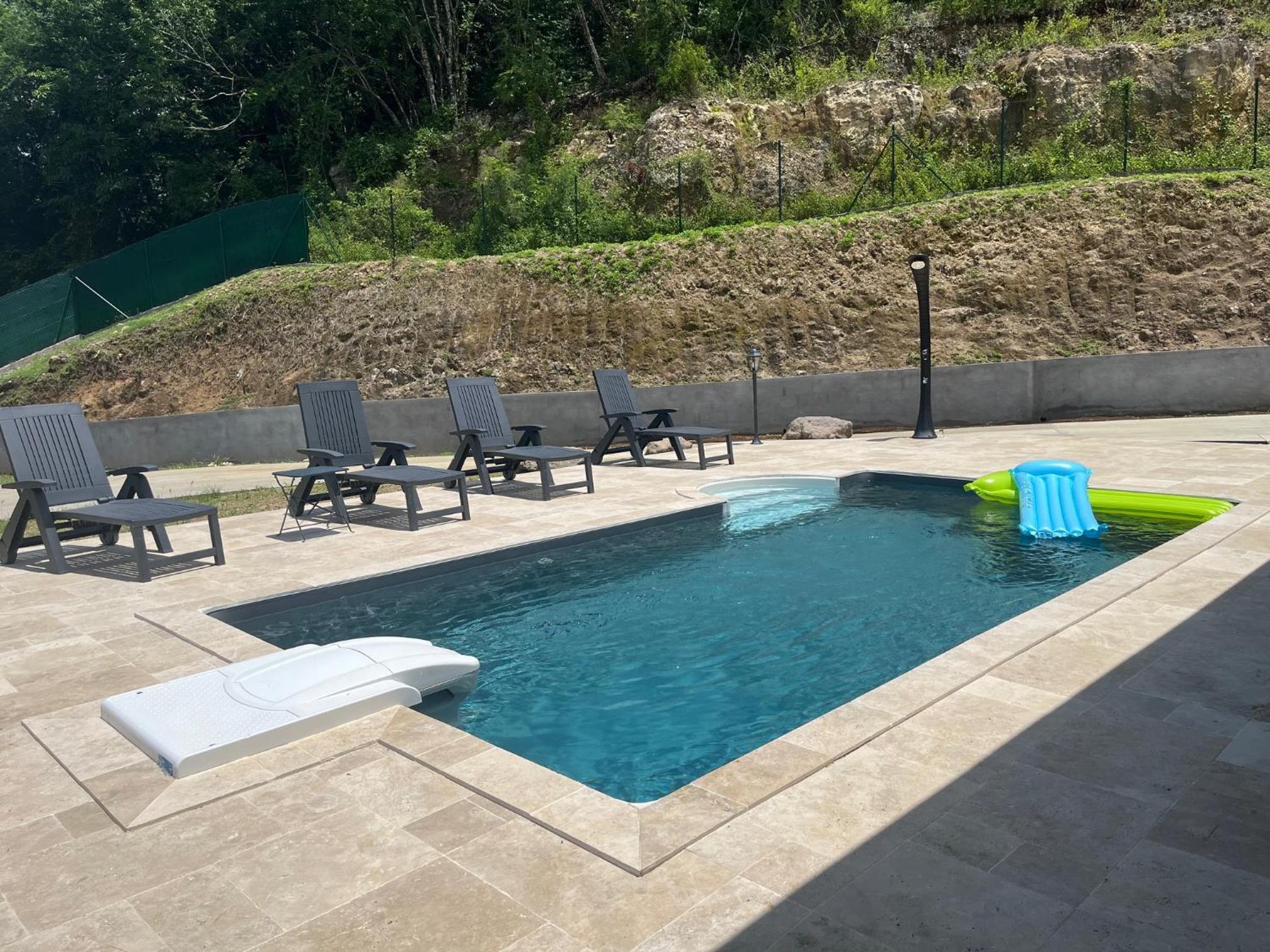 Grande villa moderne, calme, piscine & jardin view 3
