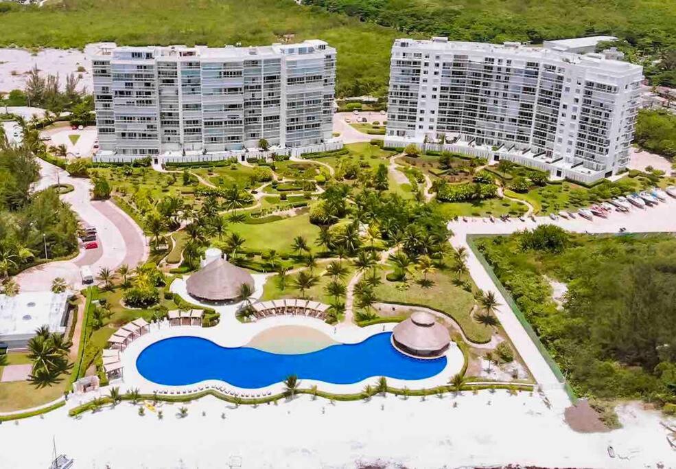 MARINA Beachfront 2 BDR by CASA PARAISO