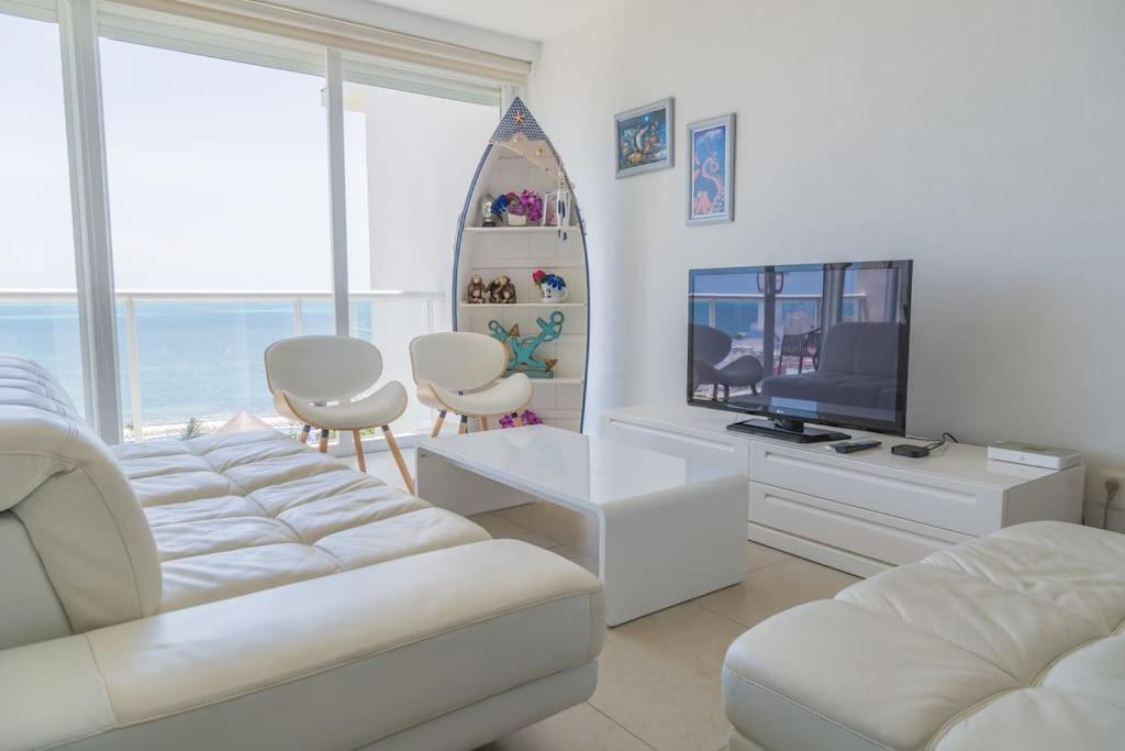 MARINA Beachfront 2 BDR by CASA PARAISO