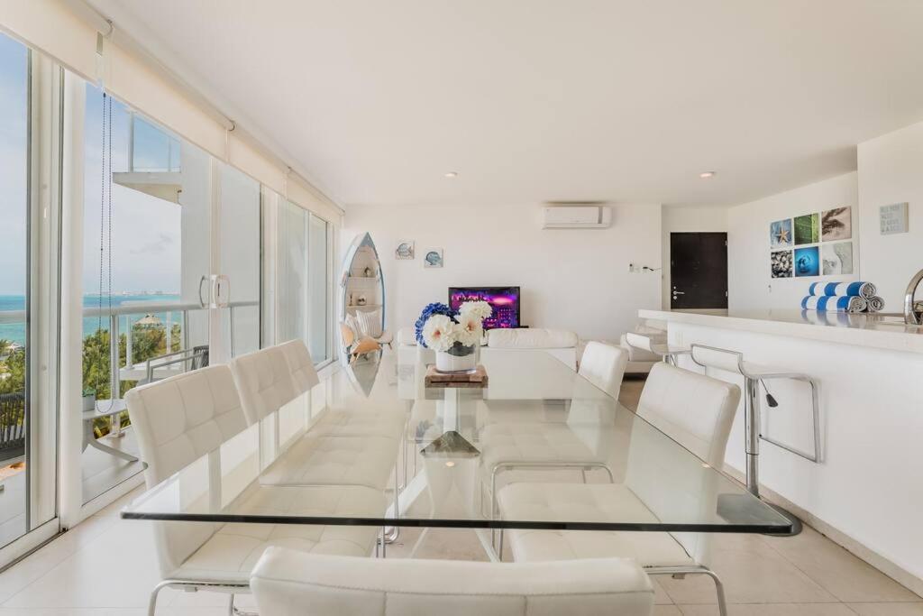 MARINA Beachfront 2 BDR by CASA PARAISO