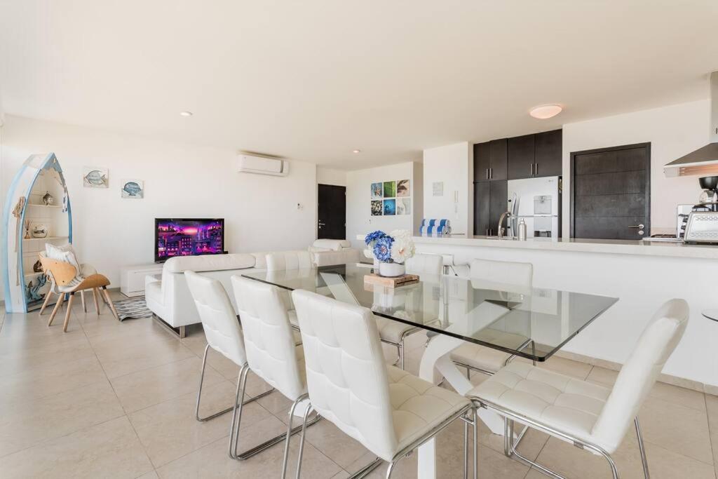 MARINA Beachfront 2 BDR by CASA PARAISO