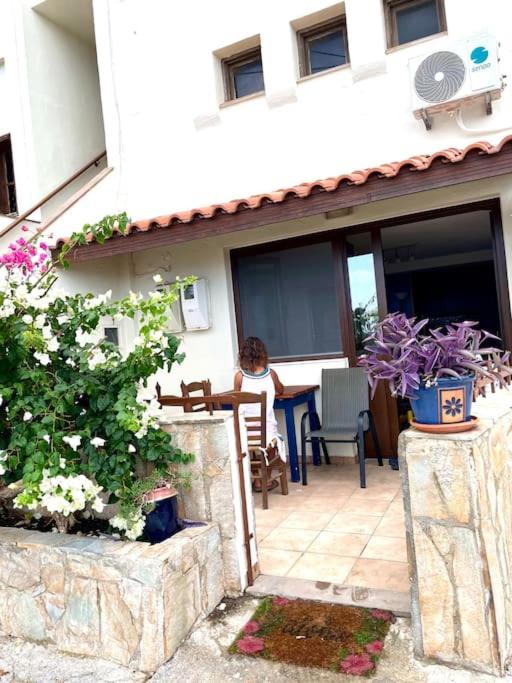 Mandora's Cozy Sea View Apartment view 2