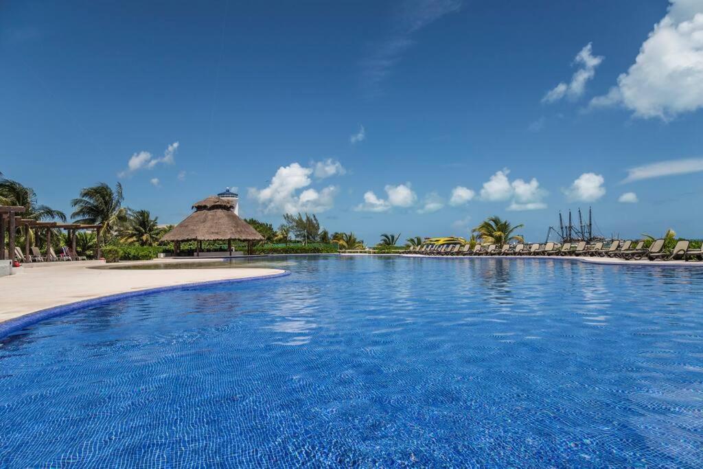MARINA Beachfront 2 BDR by CASA PARAISO