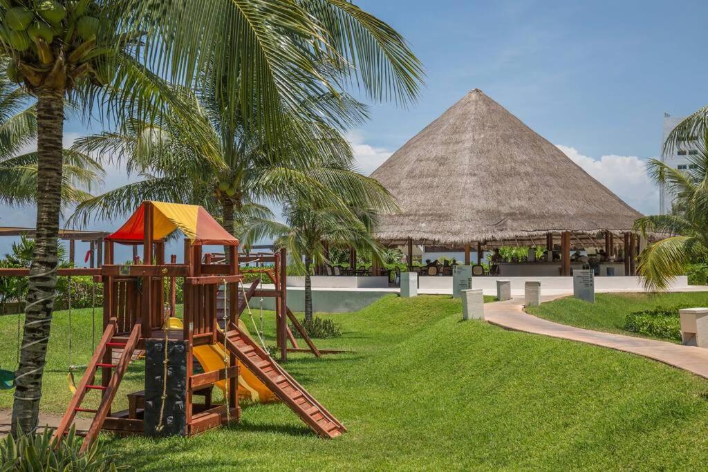 MARINA Beachfront 2 BDR by CASA PARAISO