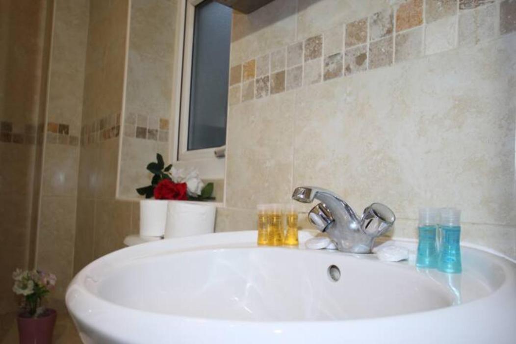 ApartaSuites London Emerald