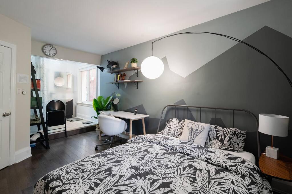 Spacious Room with Ensuite Bathroom near Subway, Koreatown & UofT