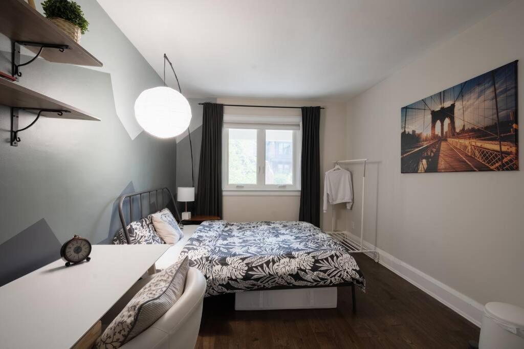 Spacious Room with Ensuite Bathroom near Subway, Koreatown & UofT