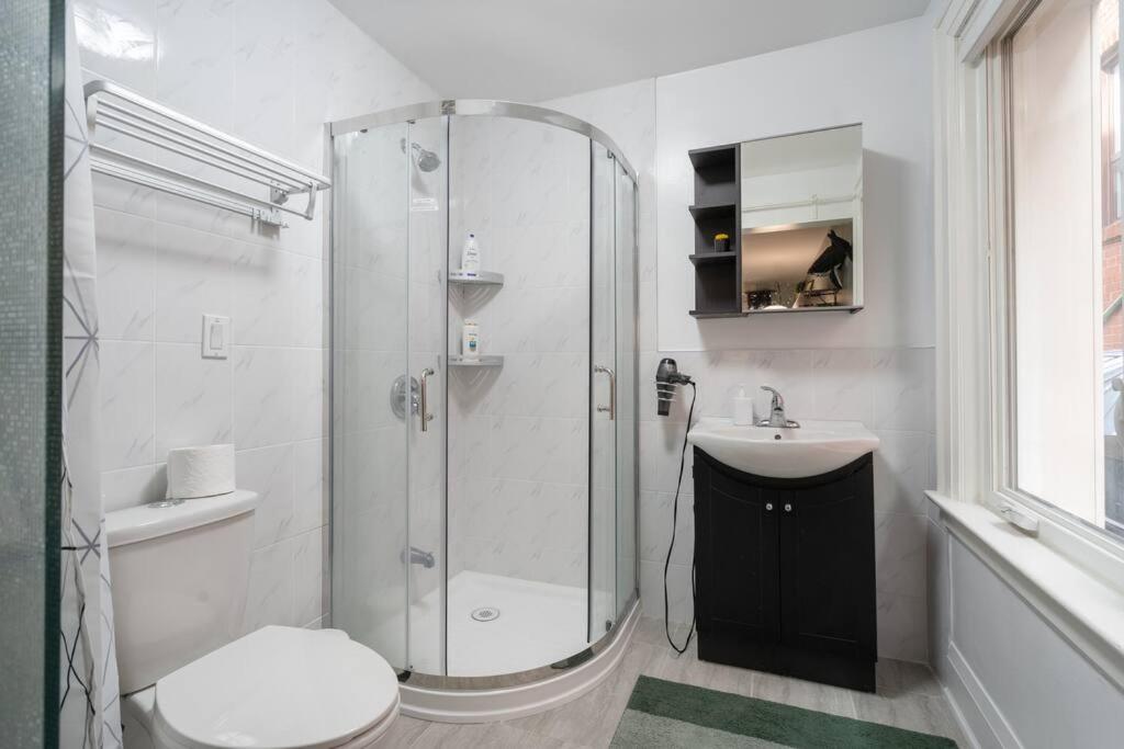 Spacious Room with Ensuite Bathroom near Subway, Koreatown & UofT