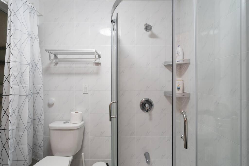 Spacious Room with Ensuite Bathroom near Subway, Koreatown & UofT