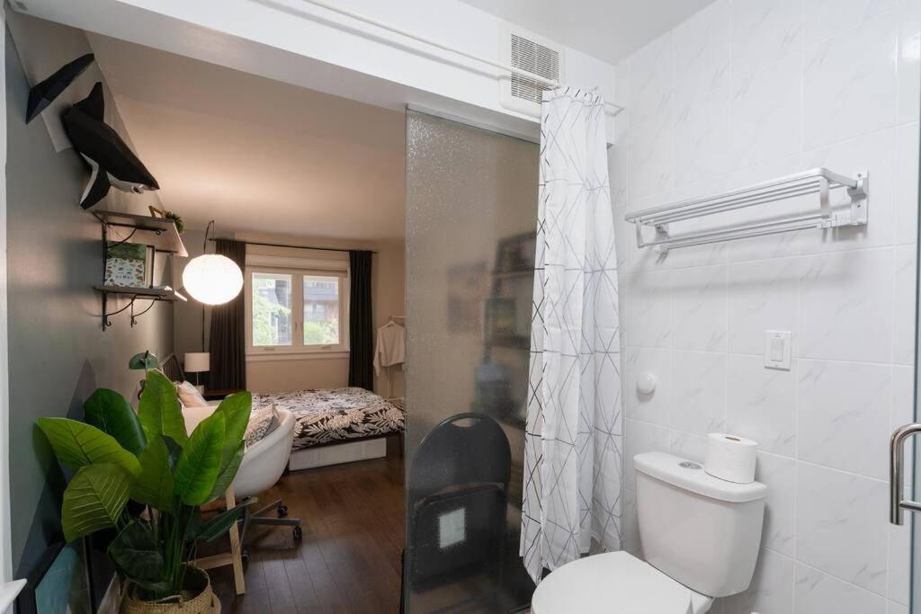 Spacious Room with Ensuite Bathroom near Subway, Koreatown & UofT