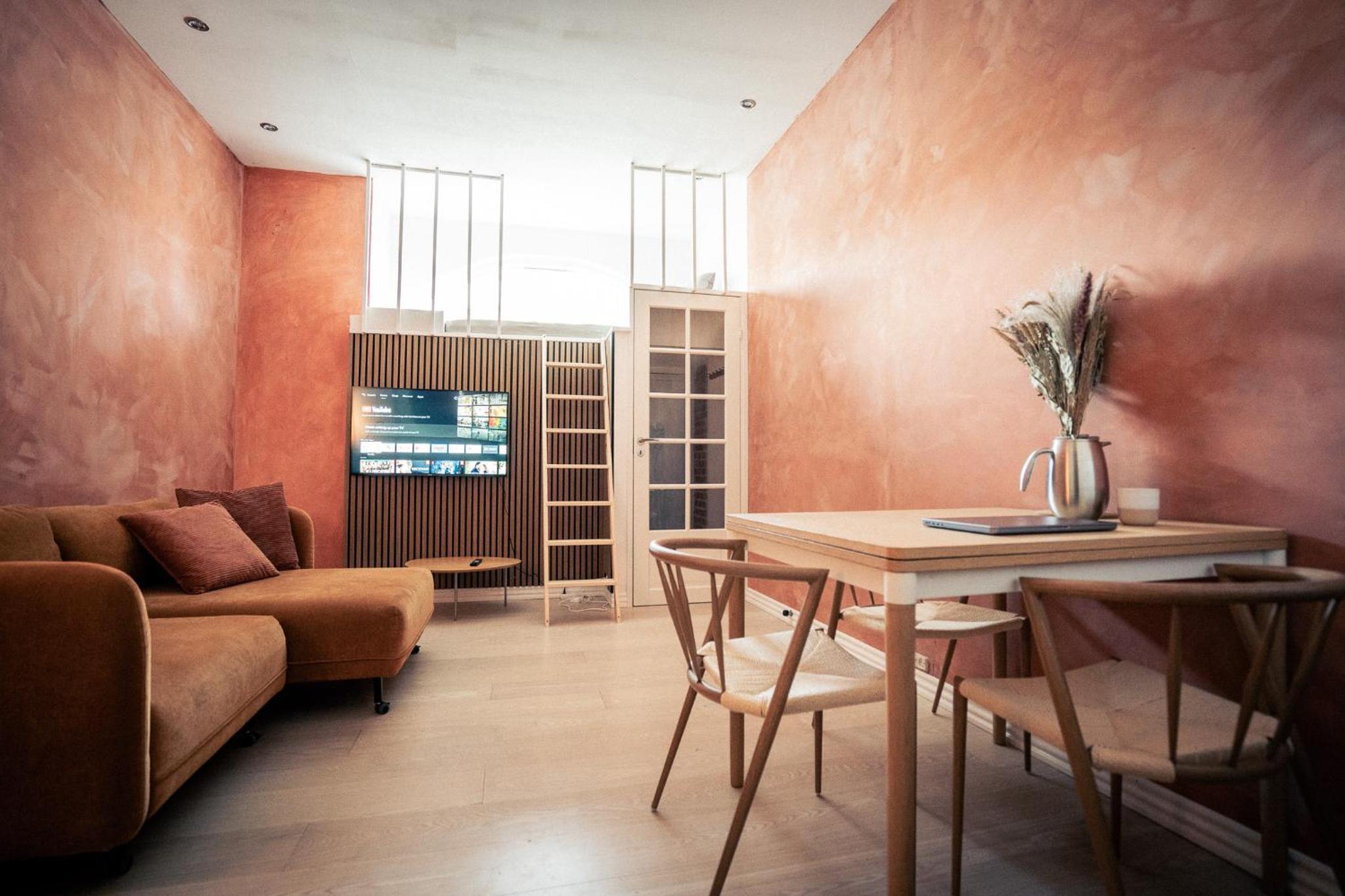 Spacious Green Apartment With Amazing Loft
