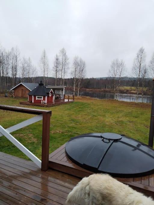 Hirsimökki Ounasjoen rannalla