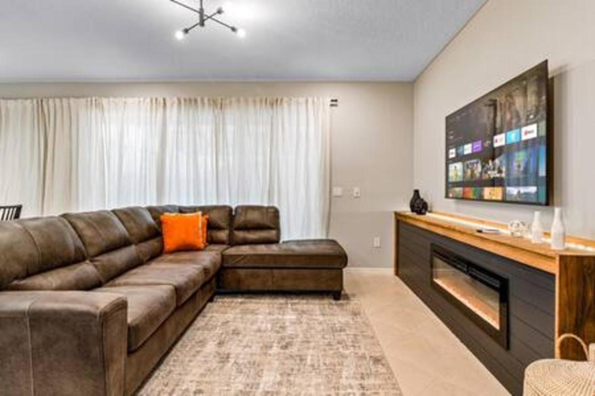 Brand New Charming Home 9 Miles to Disney