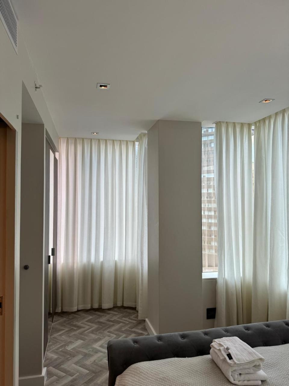 1bed apartment in foreshore place city views 1202 view 2