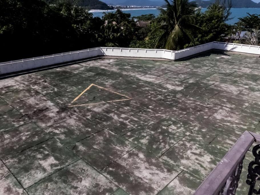 Apto pé na areia Toninhas em condomínio