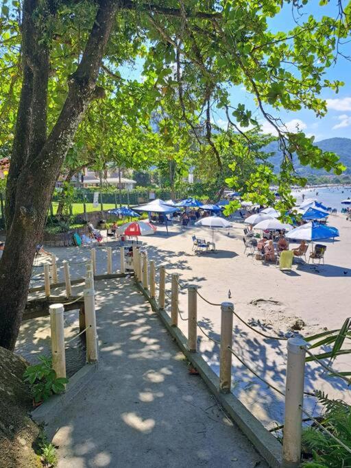 Apto pé na areia Toninhas em condomínio