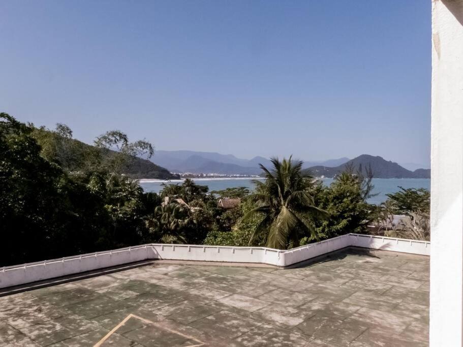 Apto pé na areia Toninhas em condomínio