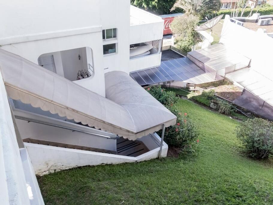 Apto pé na areia Toninhas em condomínio