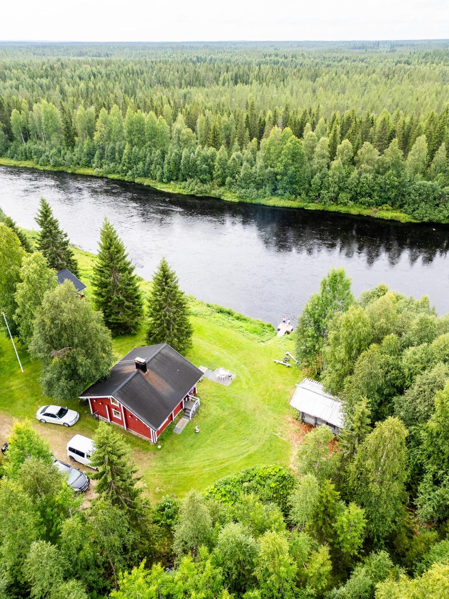 Lapin Villa Hiisi joen rannalla