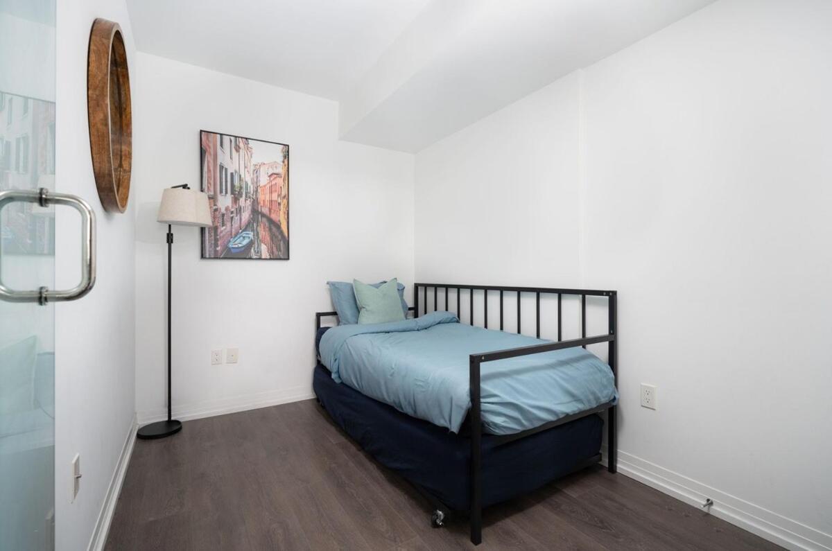Modern 2BR w 3 Beds Walk to Eaton Centre and TMU