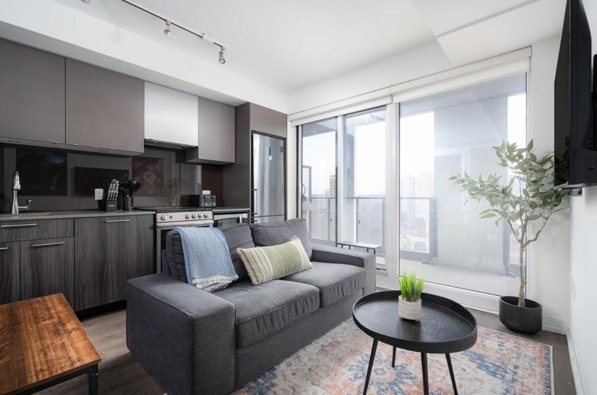Modern 2BR w 3 Beds Walk to Eaton Centre and TMU
