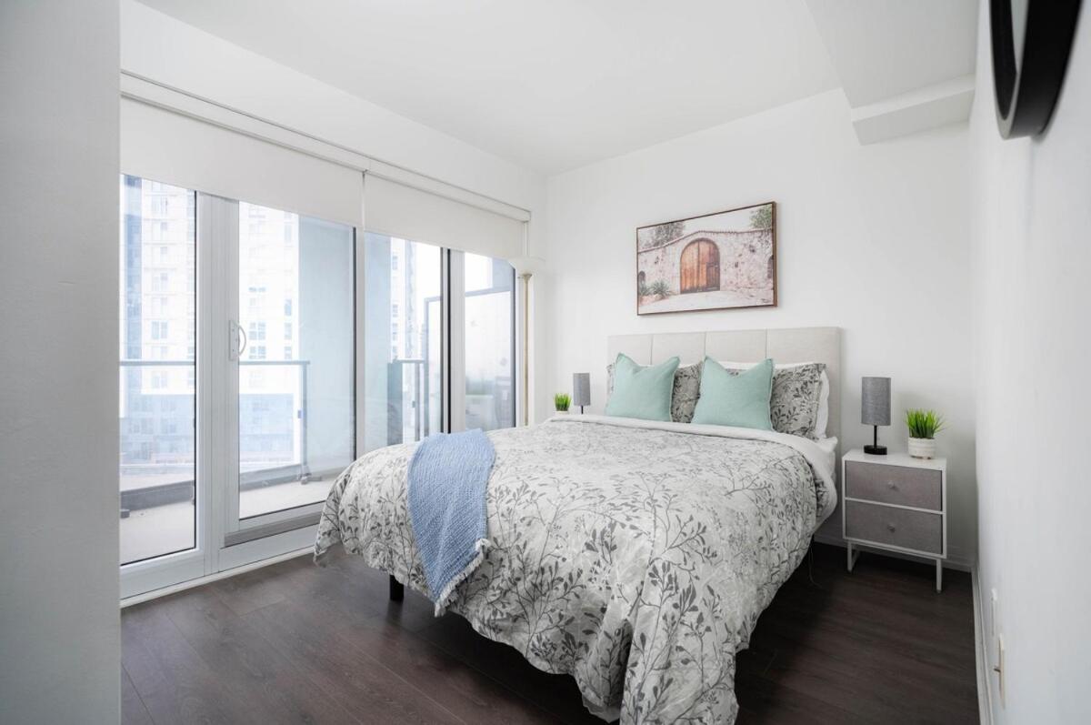 Modern 2BR w 3 Beds Walk to Eaton Centre and TMU