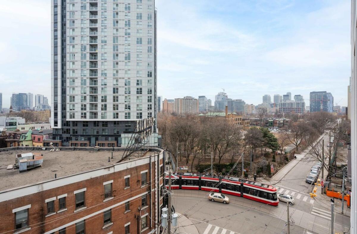 Modern 2BR w 3 Beds Walk to Eaton Centre and TMU