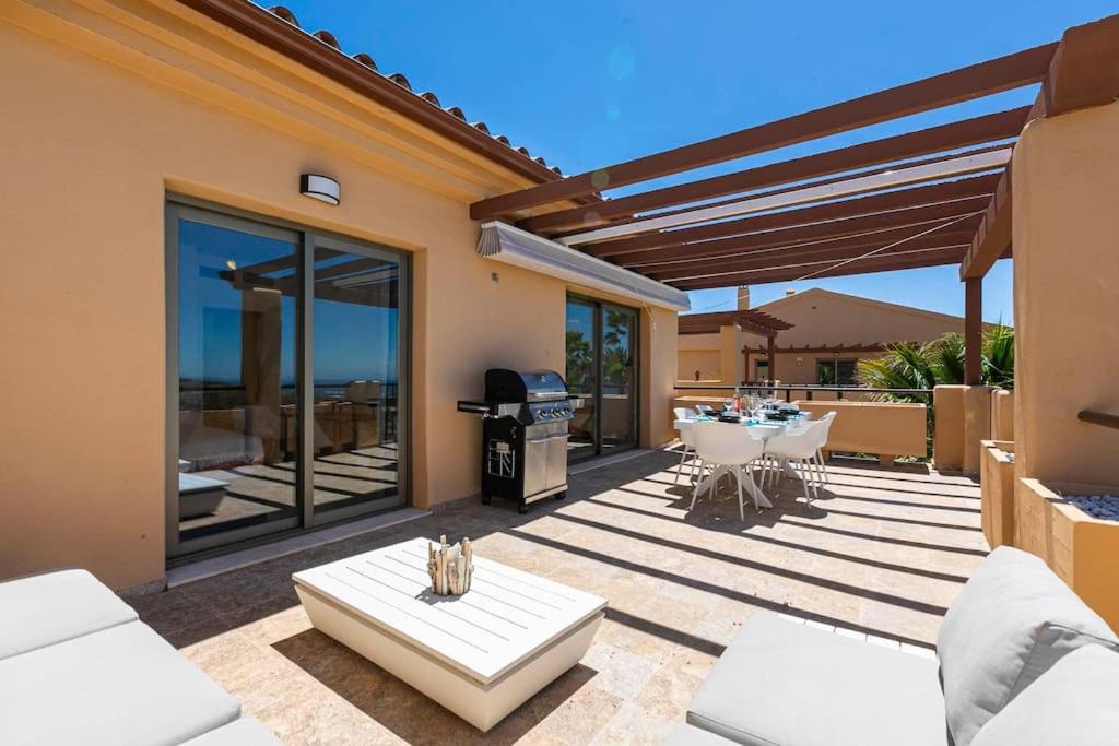 Idyllic penthouse with sea view in Benahavís