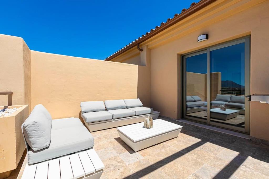 Idyllic penthouse with sea view in Benahavís