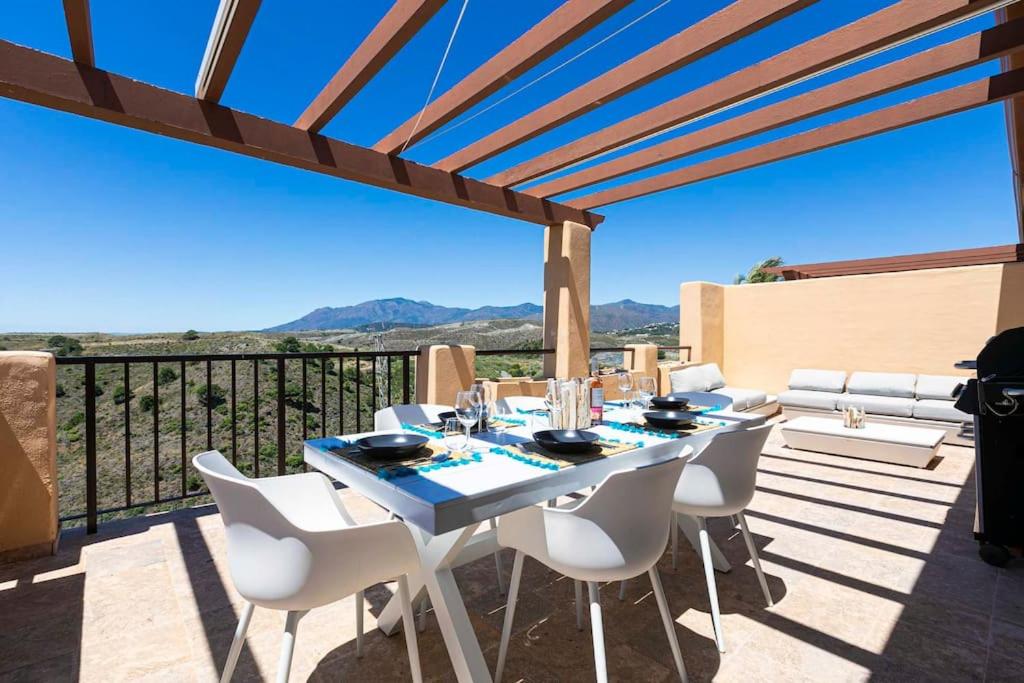 Idyllic penthouse with sea view in Benahavís