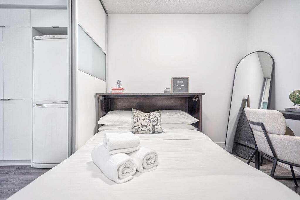 Designer 2BR Downtown Condo, Rogers Center