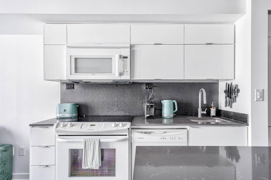 Designer 2BR Downtown Condo, Rogers Center