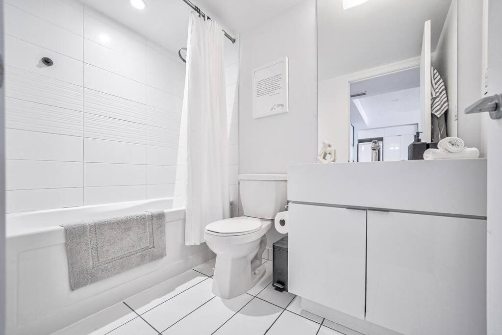 Designer 2BR Downtown Condo, Rogers Center