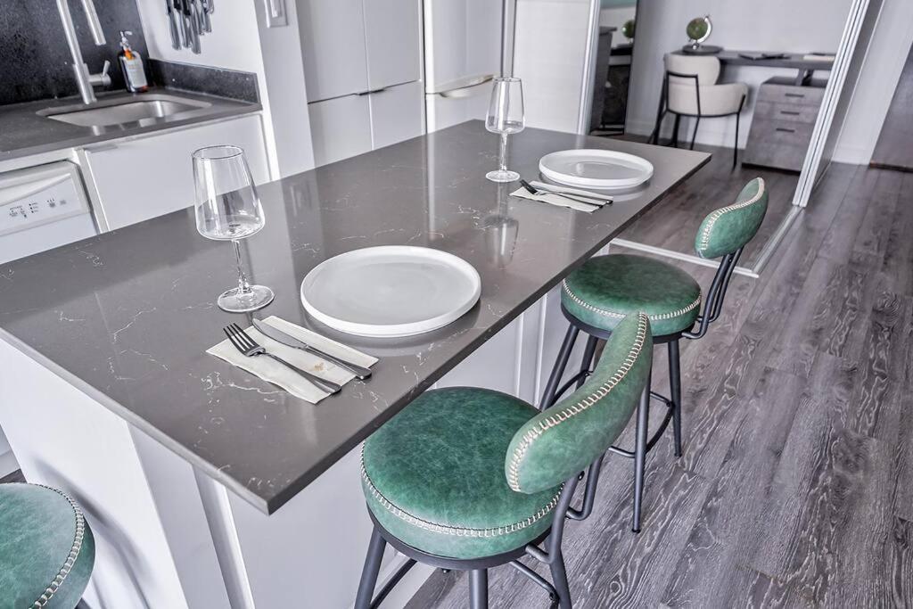 Designer 2BR Downtown Condo, Rogers Center