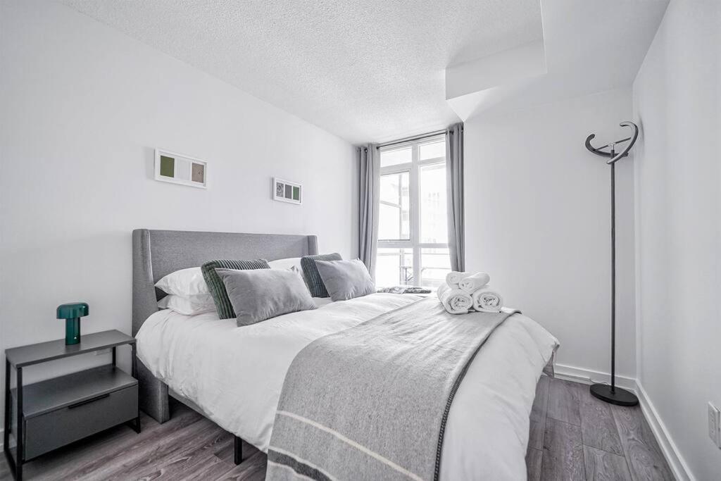 Designer 2BR Downtown Condo, Rogers Center